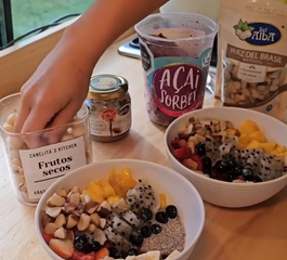 BOWL DE AÇAÍ CON FRUTAS Y CREMA DE ALMENDRAS